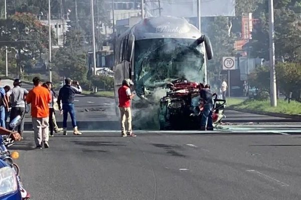Dos muertos y 14 heridos tras choque múltiple en carretera de Veracruz