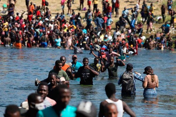 Ebrard advierte de un ‘engaño monumental’ a migrantes