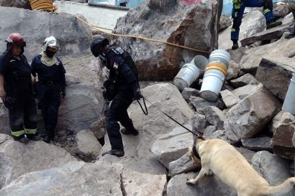 Recuperan los cuerpos de Paola y su hijo Dilan en el Cerro del Chiquihuite