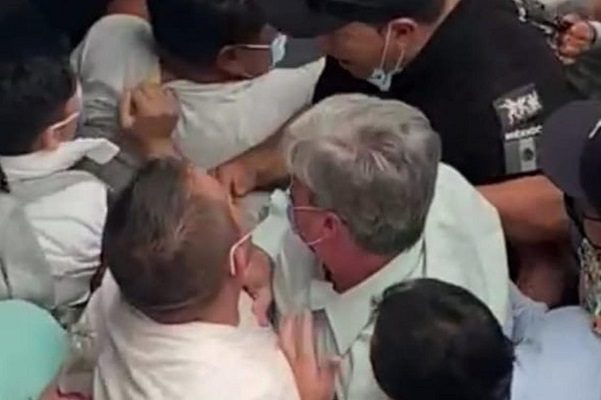 Comerciantes golpean al alcalde suplente de Cuautitlán #VIDEO