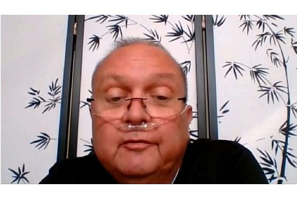 Tras contraer Covid-19, cofundador de grupo antivacunas asegura que se vacunará