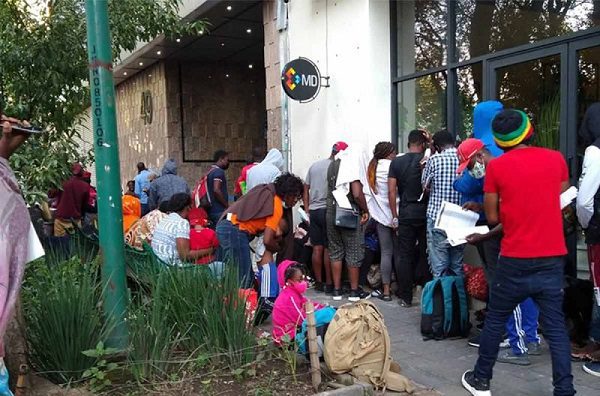 Migrantes sudamericanos abarrotan oficinas de la Comar, en CDMX