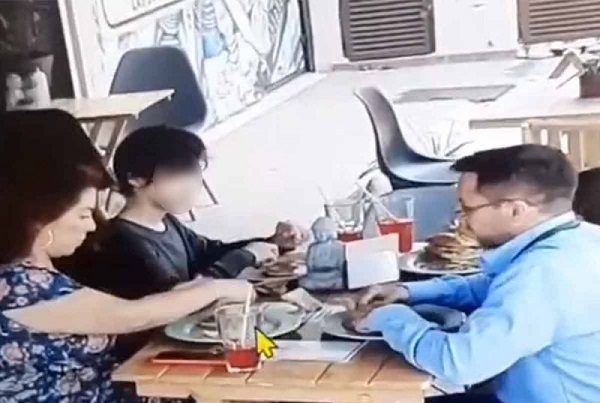 Familia le pone cabello a su comida para no pagar la cuenta, en CDMX