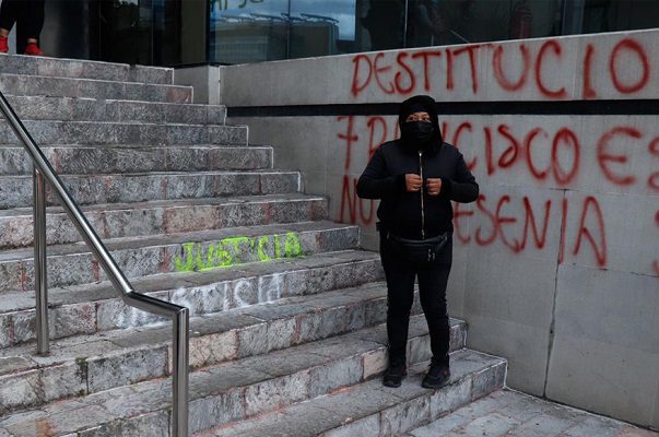 Vandalizan instalaciones de CNDH mientras empleados permanecen en la calle