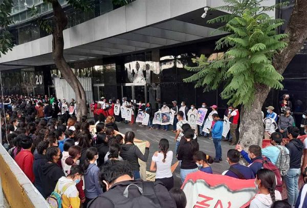 Familiares de los 43 arriban a CDMX en 40 autobuses para protestar en FGR