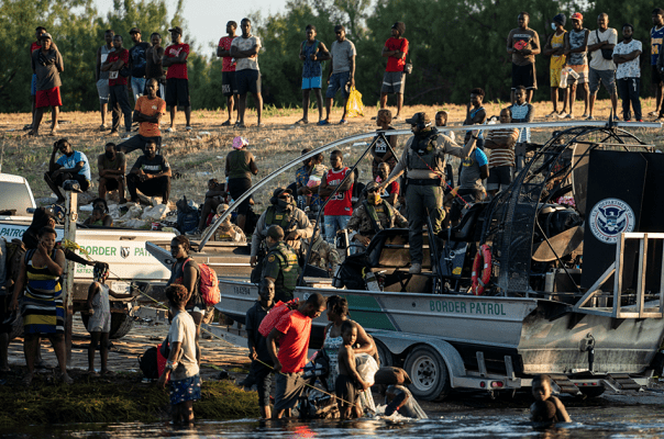 EE.UU. suspende el uso de agentes a caballo en la frontera con México