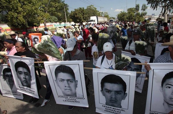 AMLO se reúne con padres de los 43 de Ayotzinapa