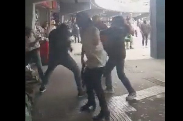 Comerciantes agreden a integrantes del Tianguis disidente, en Glorieta de Insurgentes