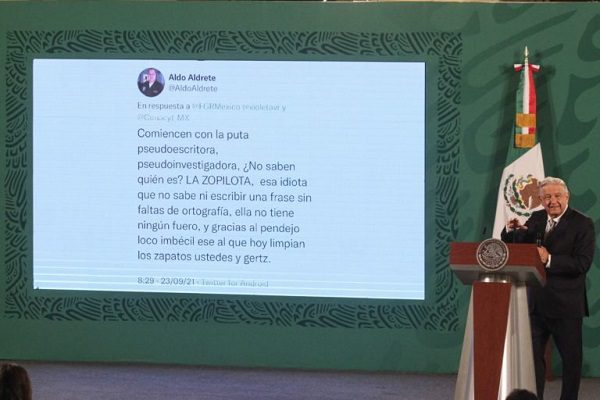 AMLO lee tuit con "insultos y vulgaridades" contra él y Gutiérrez Müller