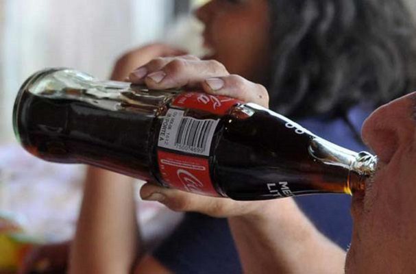 Hombre muere por tomar litro y medio de Coca-Cola en 10 minutos