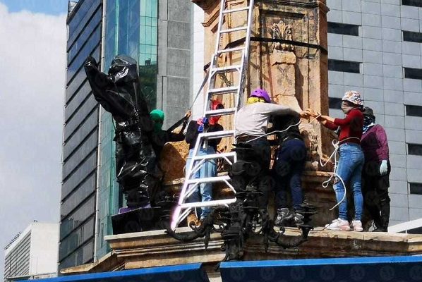 Feministas y familiares de desaparecidos colocan antimonumento en Glorieta de Colón