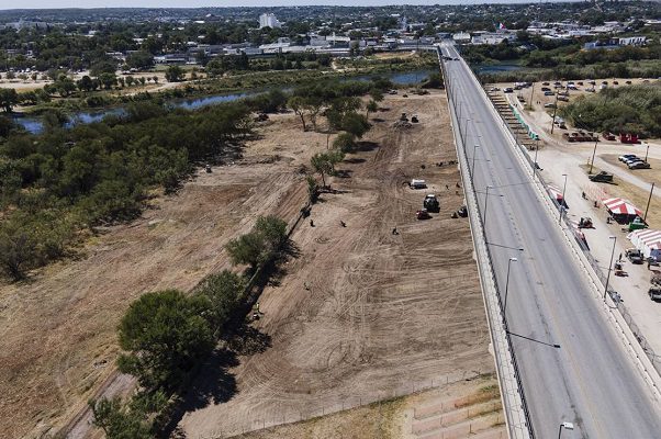 Texas reabrirá cruce fronterizo tras desalojo masivo de migrantes