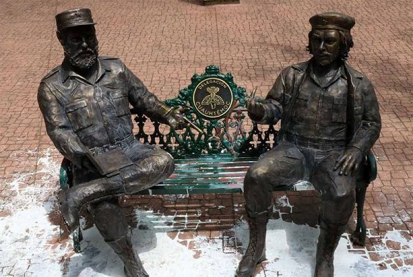 Otorgan perdón a sujetos que vandalizaron estatuas del 'Che' Guevara y Fidel Castro