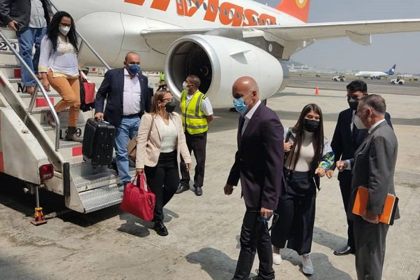 Arriba a México delegación de Maduro para reanudar diálogo con oposición