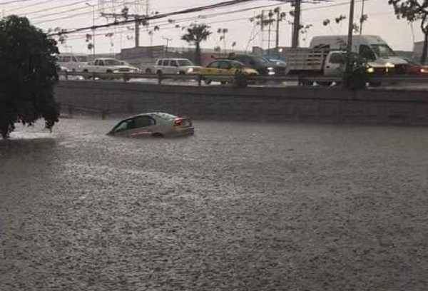 Fuertes lluvias dejan inundaciones y un muerto en Guadalajara #VIDEOS