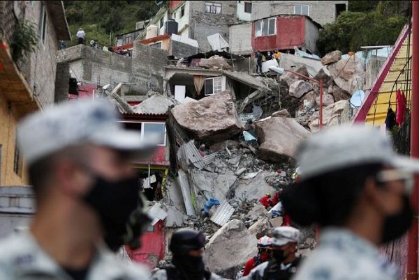 Inicia demolición de casas en el cerro del Chiquihuite por riesgo de derrumbe
