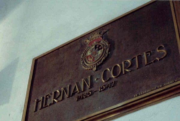 Pedro Sánchez descarta planes para trasladar restos de Cortés a España