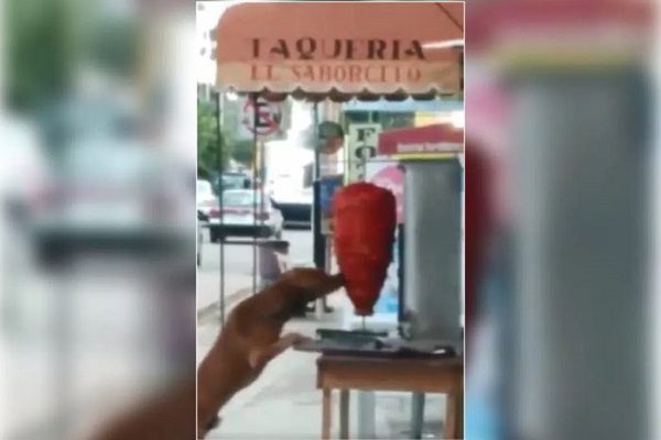 Captan a perrito mordiendo trompo de carne al pastor #VIDEO