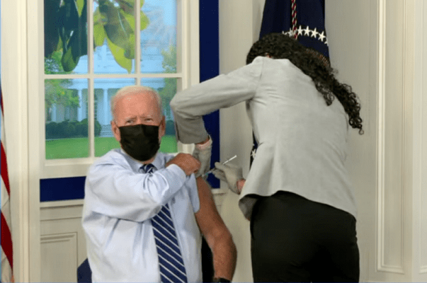 Joe Biden recibe vacuna de refuerzo de Pfizer
