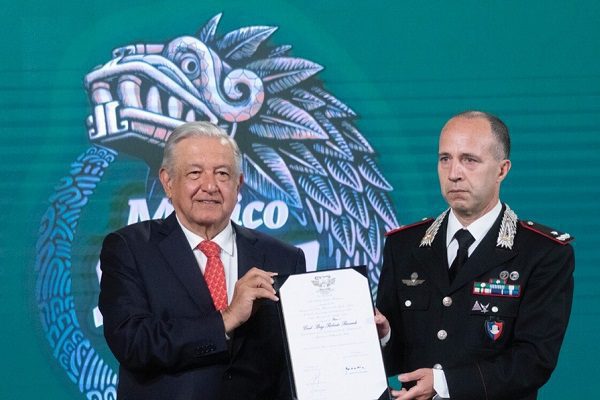 AMLO condecora a general italiano por rescate de bienes de México