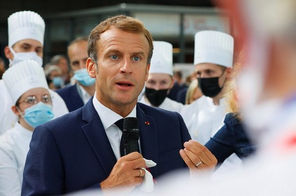Internan en psiquiátrico a joven que lanzó un huevo a Emmanuel Macron
