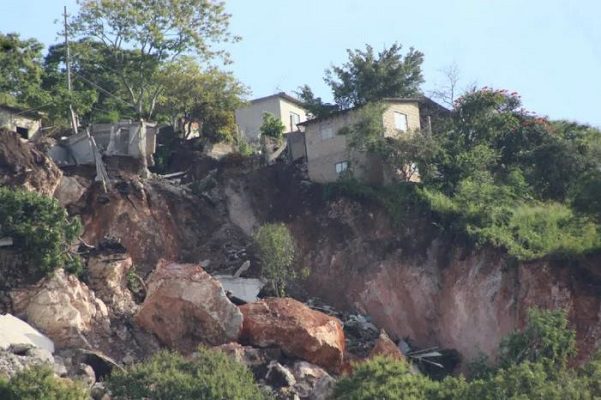 Desalojan a 19 familias por deslave en cerro de Jiutepec, Morelos #VIDEOS