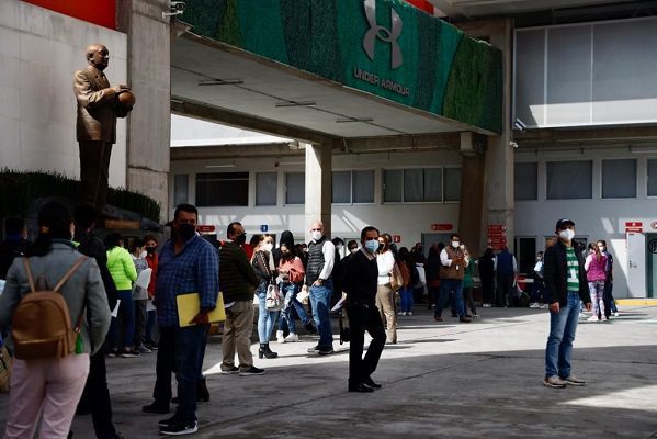 Vacunan en Toluca a decenas menores de edad que ganaron amparos