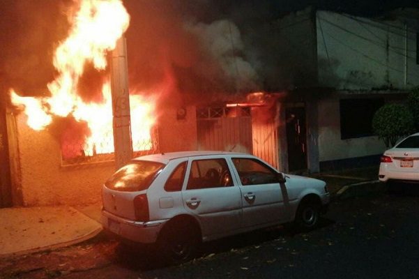 Policías salvan de incendio a dos adultos mayores, en Álvaro Obregón #VIDEOS