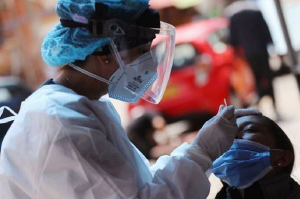 OMS registra reducción mundial 10% en contagios y muertes por Covid-19