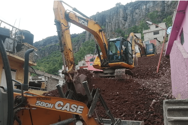 Comienzan a demoler casas dañadas por deslave en el Cerro del Chiquihuite