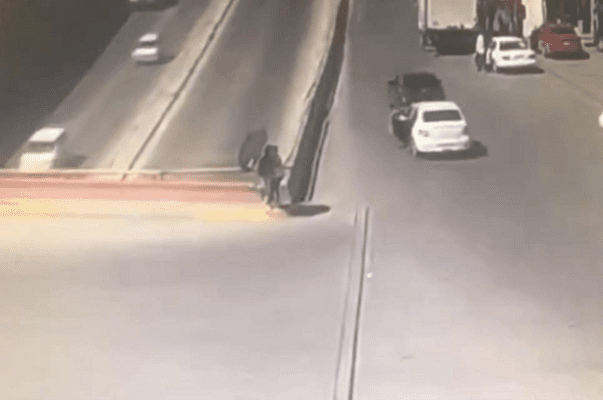 Mujer escapa de secuestro al saltar de auto en movimiento, en Chihuahua #VIDEO