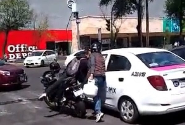 Mujer rompe cristal de taxi con un tanque de gas y la apodan #LadyGas