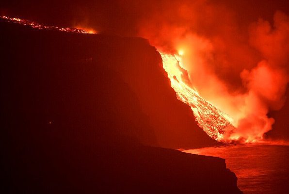 Lava del volcán de La Palma llega al mar y causa preocupación por gases nocivos