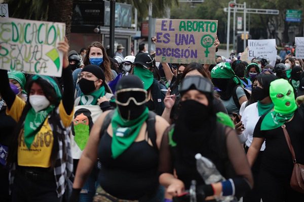 AMLO pide investigar violencia en marcha a favor del aborto