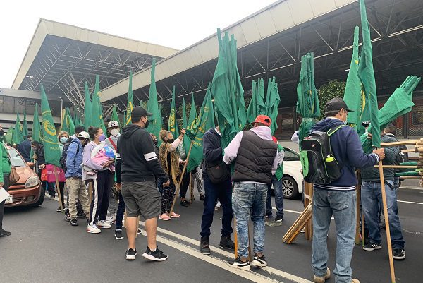 Integrantes de la UNTA chocan con policías en el Zócalo de CDMX