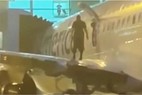 Pasajero abre puerta de emergencia y salta al ala de un avión, en Miami