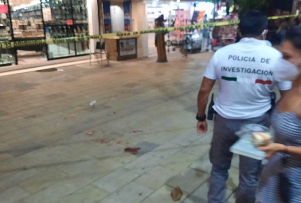 Sujetos armados persiguen a mujer y la hieren de bala, en Playa del Carmen