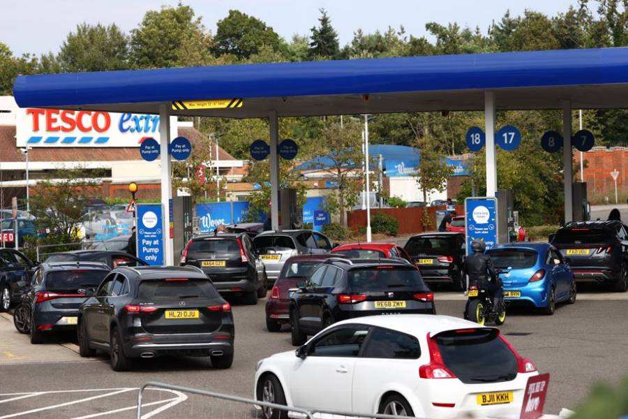 Escasez de combustible en Reino Unido genera pánico