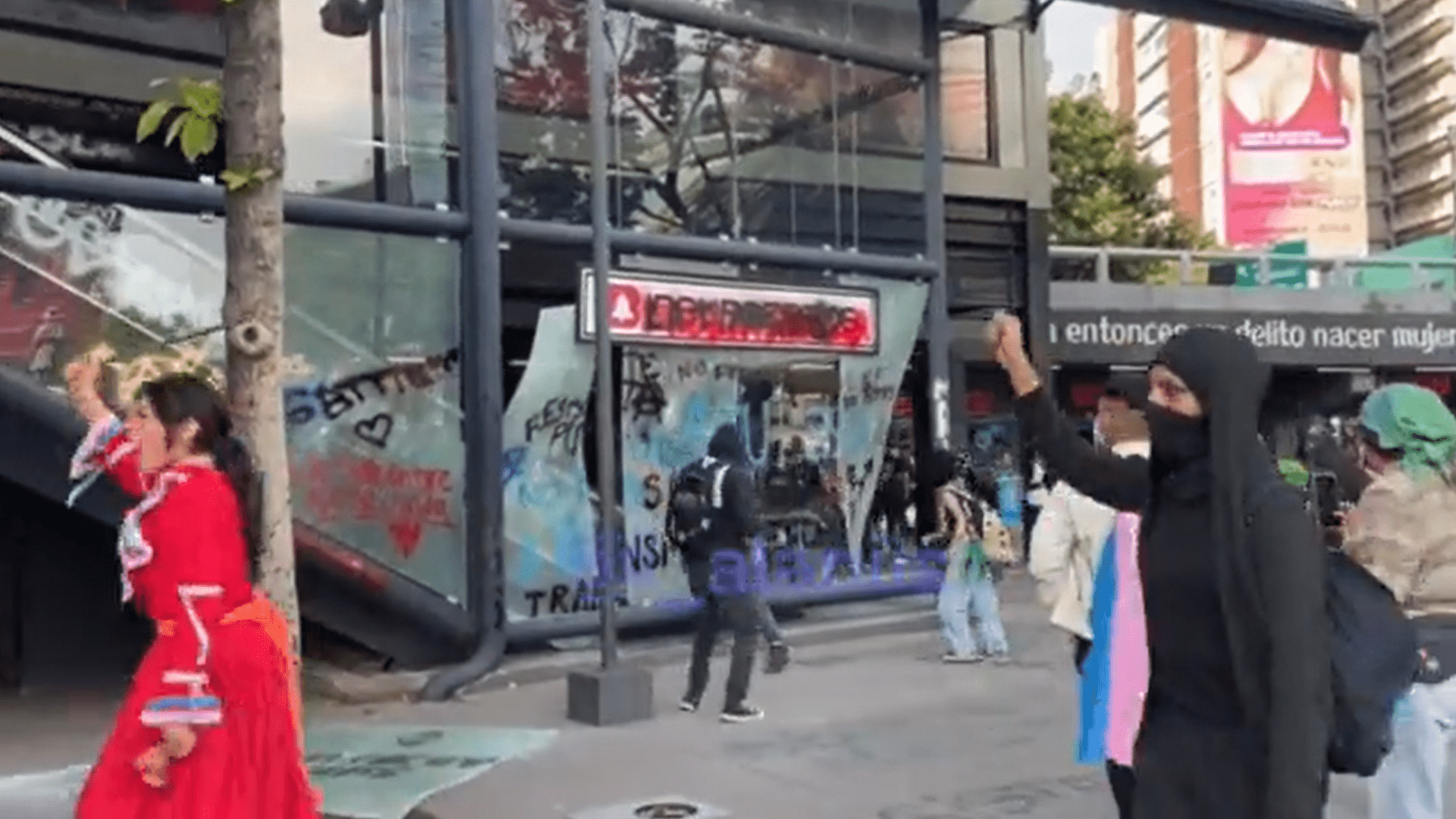 Encapuchados provocan destrozos en Insurgentes #VIDEO
