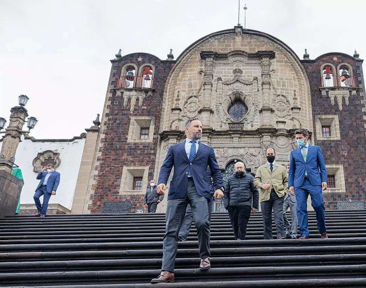 Líder de VOX visita Basílica: “Es eco de la herencia de España al mundo”