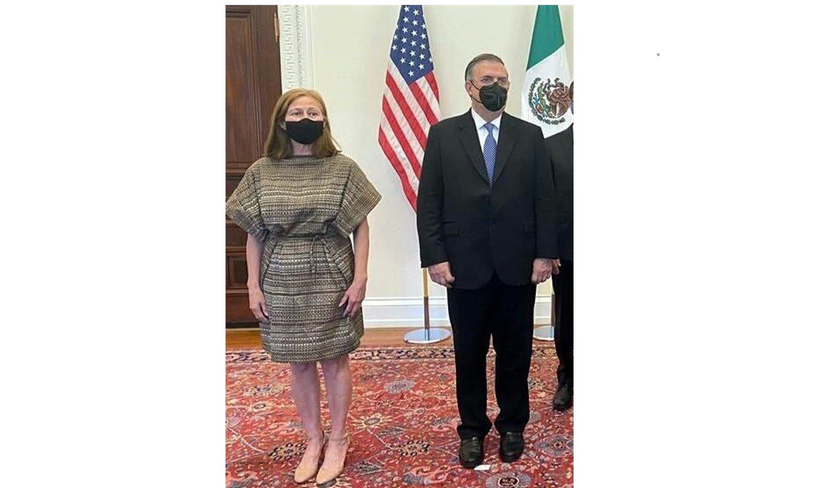 Tunden de nuevo a Tatiana Clouthier por vestimenta en reunión de semiconductores