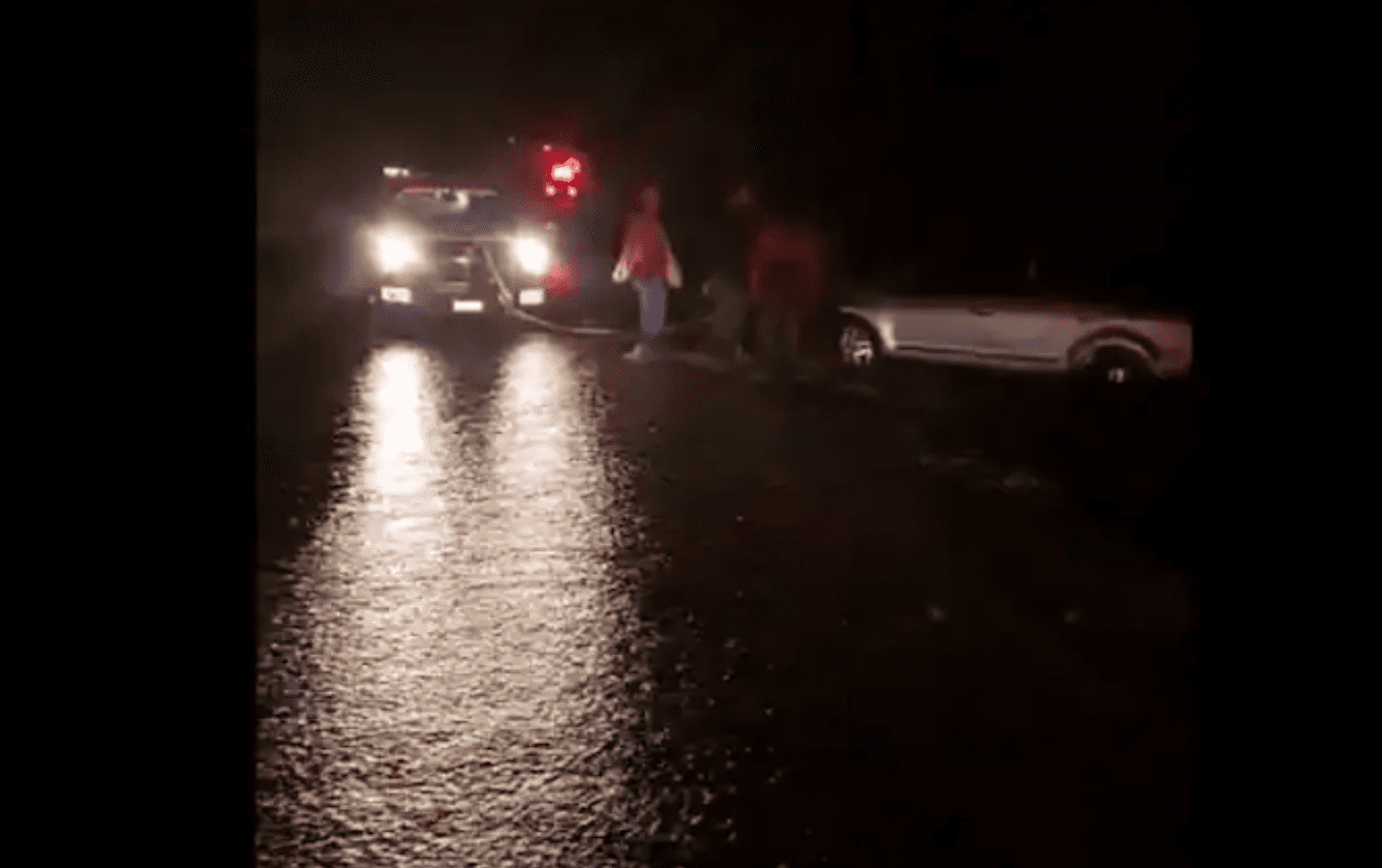 Familia arrastrada dentro de vehículo en Río Moctezuma es rescatada