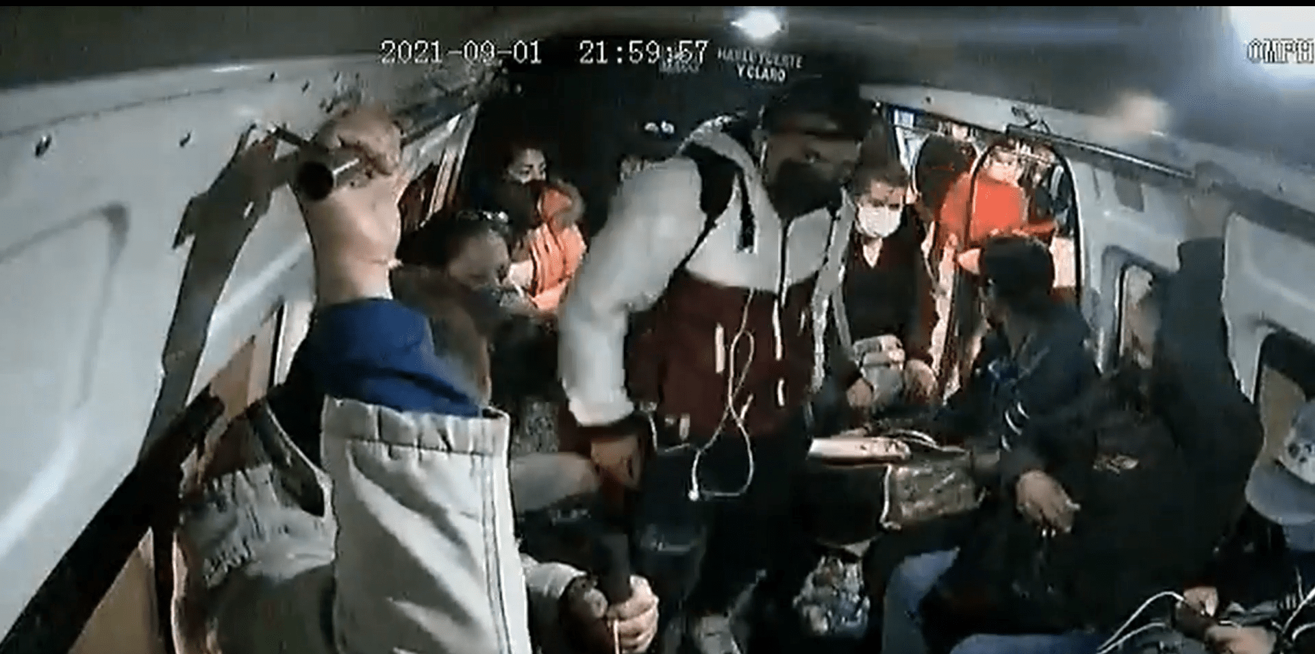 #VIDEO Sujetos asaltan combi en Iztapalapa en menos de dos minutos