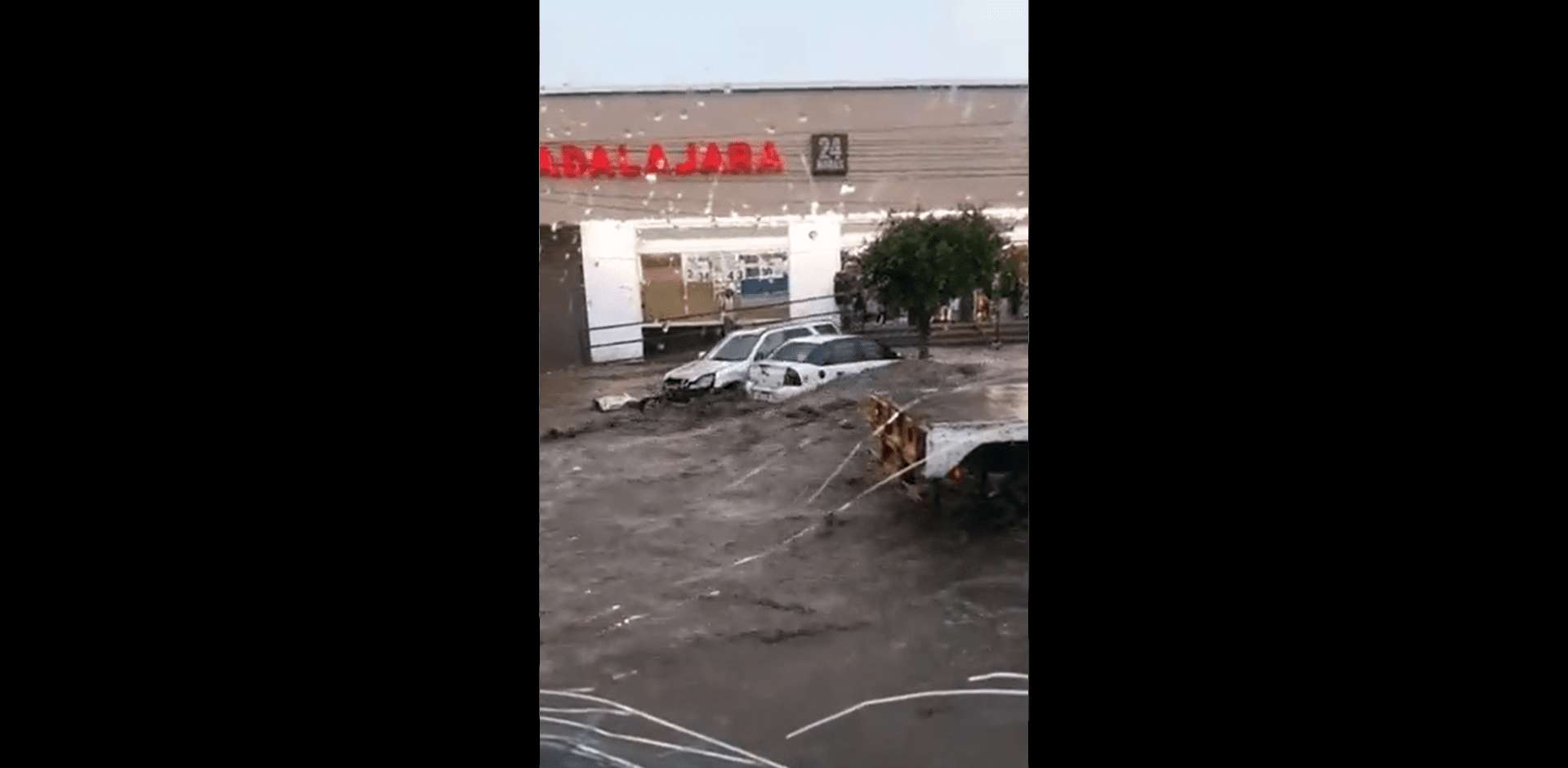 Lluvias provocan desbordamiento de aguas negras en Ecatepec #VIDEO