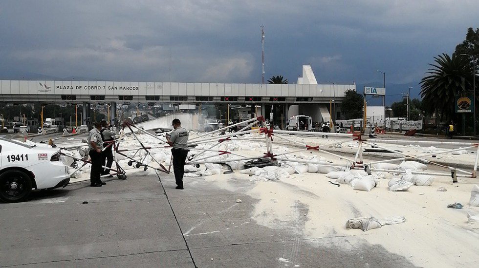 Tráiler sin frenos choca contra caseta de San Marcos #VIDEO