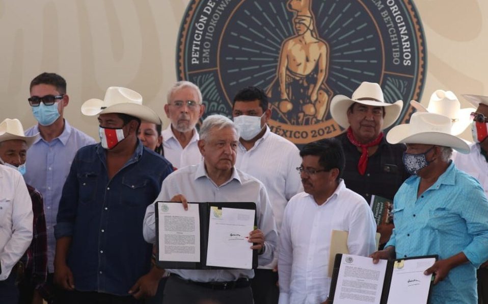 AMLO pide perdón al pueblo Yaqui y firma entrega de tierras