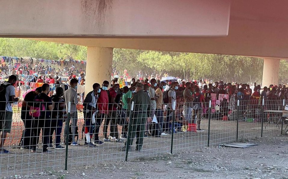 EU cierra puente fronterizo donde más de 10 mil migrantes instalaron campamento