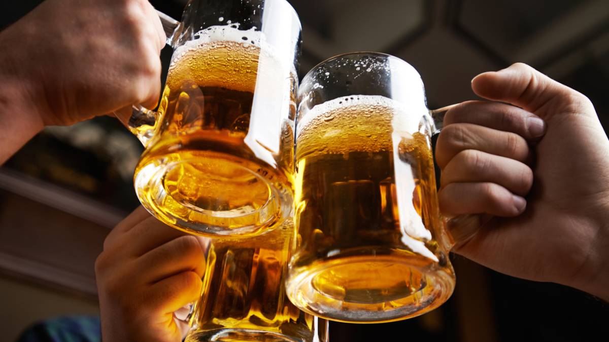 ¡Les regalan cerveza! en Bolivia incentivan a jóvenes para vacunarse