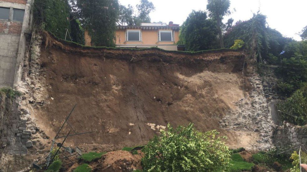 Se registra deslave en Lomas de Santa Fe por exceso de humedad