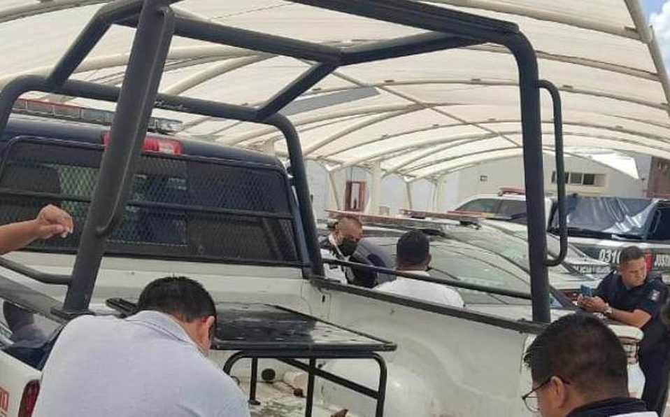 Joven hiere a perro y padre soborna a policías para que no se lo lleven; arrestan a los dos